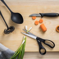 Fiskars Essential Universal saks 21cm sort