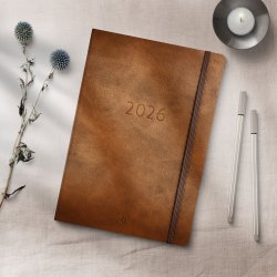 A5 Forma Deluxe ugekalender tvrf. brun kunstskind 2026