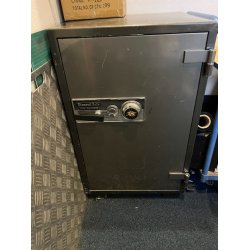 Diamond Safe. Pengeskab med n�gle og kode